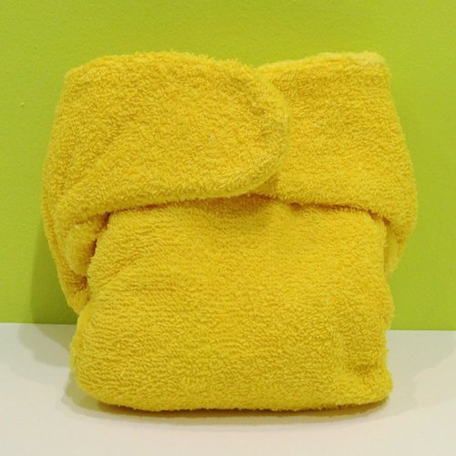 Pañal amarillo ajustado de algodón. Talla M/L